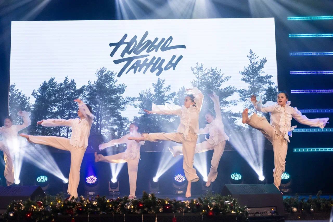Детский танцевальный номер в белых костюмах